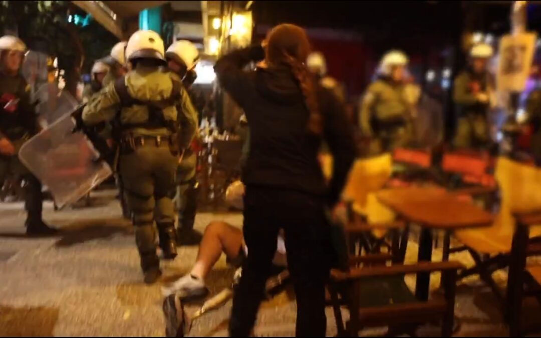 Κρεσέντο βίας στα Εξάρχεια: Κύκλωσαν τις Μεσολογγίου και Κωλέττη σπάζοντας μαγαζιά και χτυπώντας κόσμο (Βίντεο)