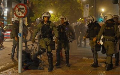 Ματατζής κλωτσά στο πρόσωπο διαδηλώτρια με κράνος πεσμένη στο έδαφος (Βίντεο)