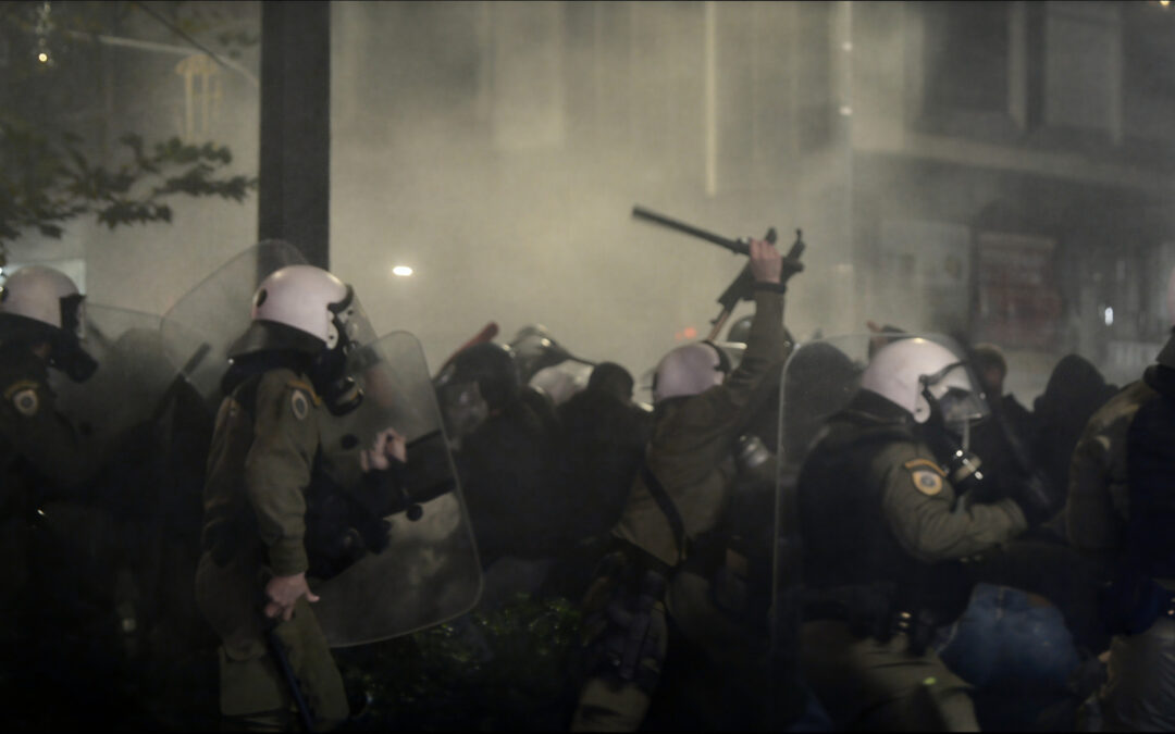 Ούτε μολότοφ, ούτε πετραδάκι, ούτε τίποτα δεν προκάλεσε την επίθεση στην πορεία στις 6 Δεκέμβρη 2025 (Video)