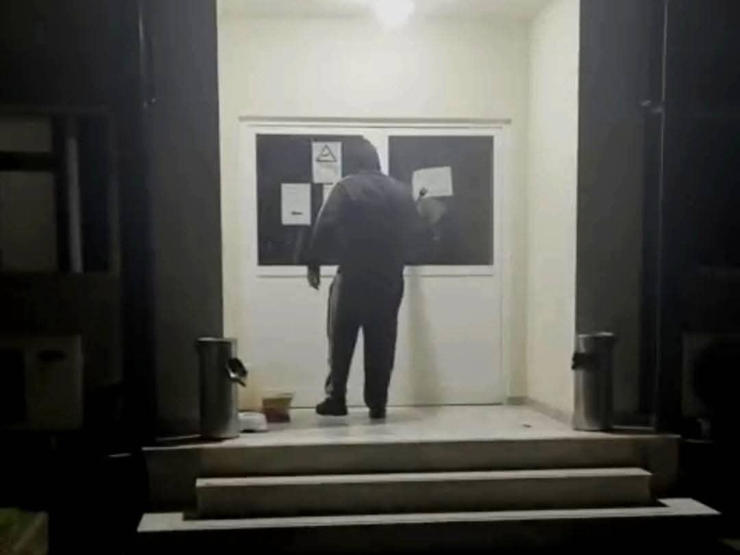Επίθεση του Ρουβίκωνα στα γραφεία του ΟΠΕΚΕΠΕ στη Λάρισα