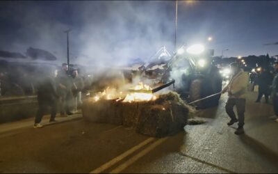 [Βίντεο] Μια νύχτα στο μπλόκο της Θήβας, εκεί όπου ο δρόμος γίνεται φωνή και οδόφραγμα φωτιάς απέναντι στα ΜΑΤ