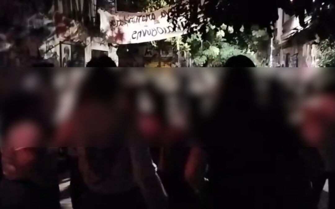 Εξάρχεια: Αντανακλαστική πορεία για την πρόσφατη καταγγελία βιασμού (Βίντεο)